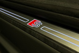 harmaa Audi e-tron 2022 kuva 34.