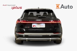 musta Audi e-tron 2022 kuva 3.