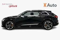 musta Audi e-tron 2022 kuva 6.