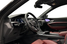musta Audi e-tron 2022 kuva 7.