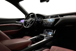 musta Audi e-tron 2022 kuva 9.