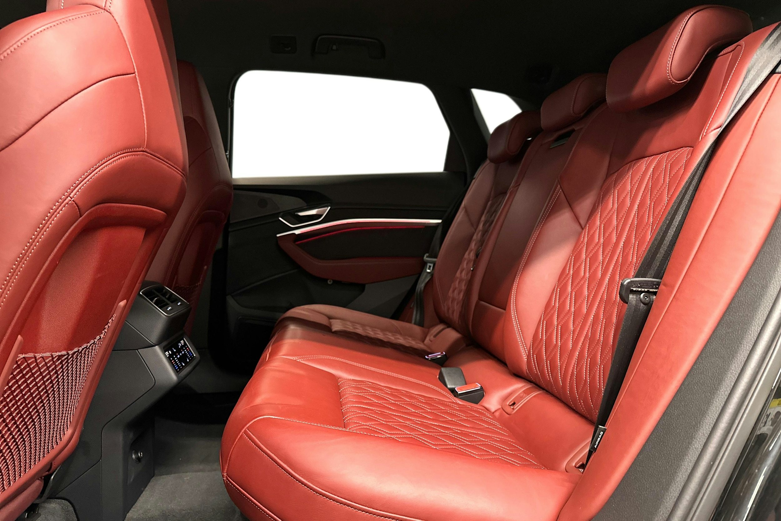 musta Audi e-tron 2022 kuva 10.