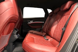 musta Audi e-tron 2022 kuva 10.