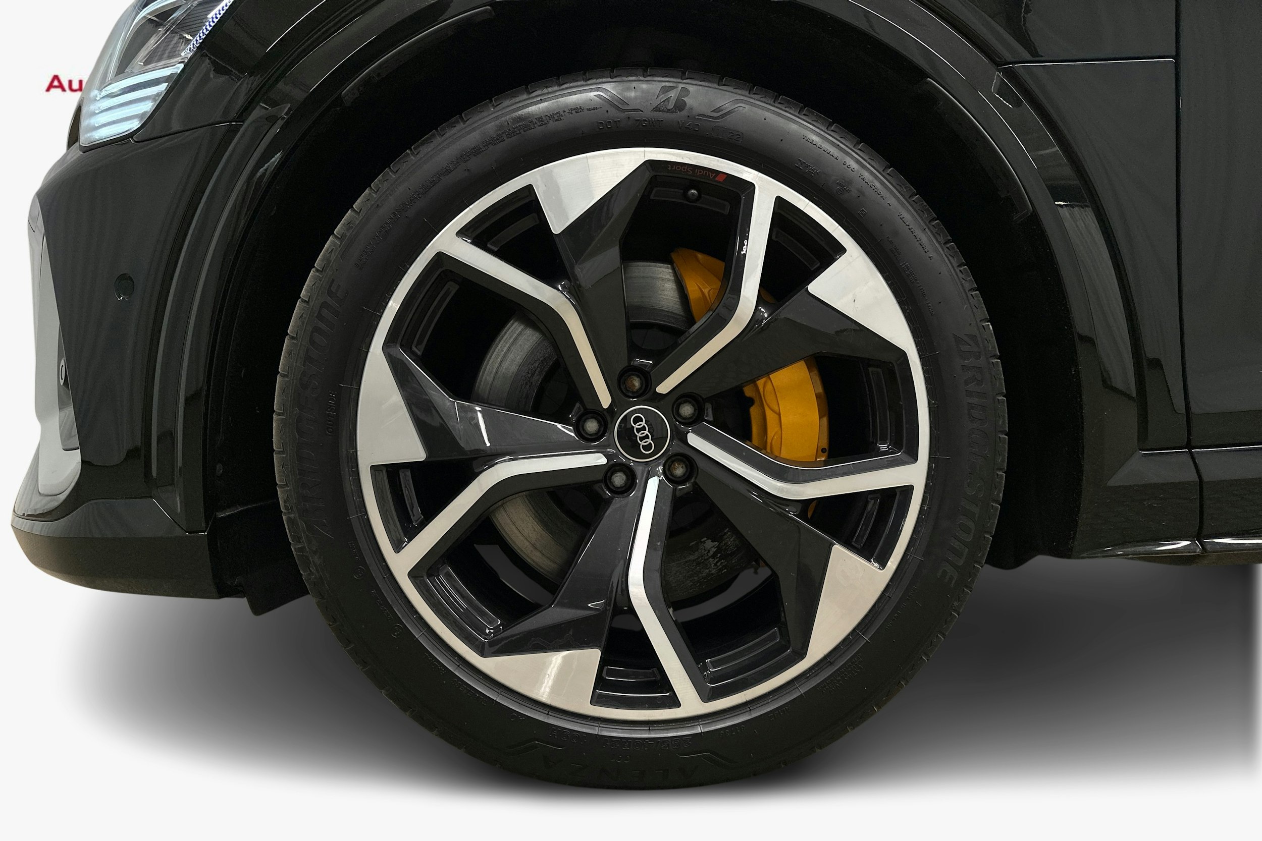 musta Audi e-tron 2022 kuva 11.