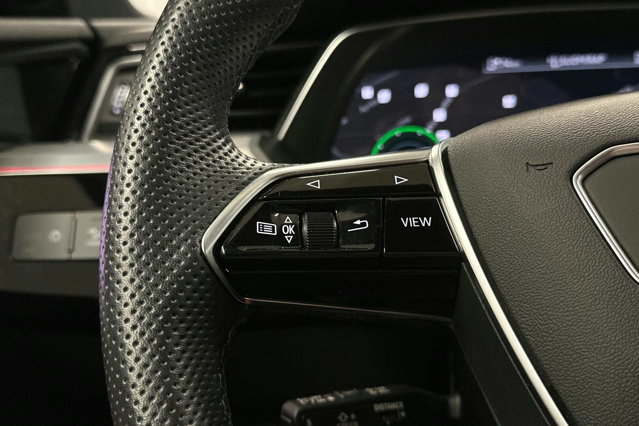 musta Audi e-tron 2022 kuva 13.