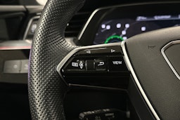 musta Audi e-tron 2022 kuva 13.