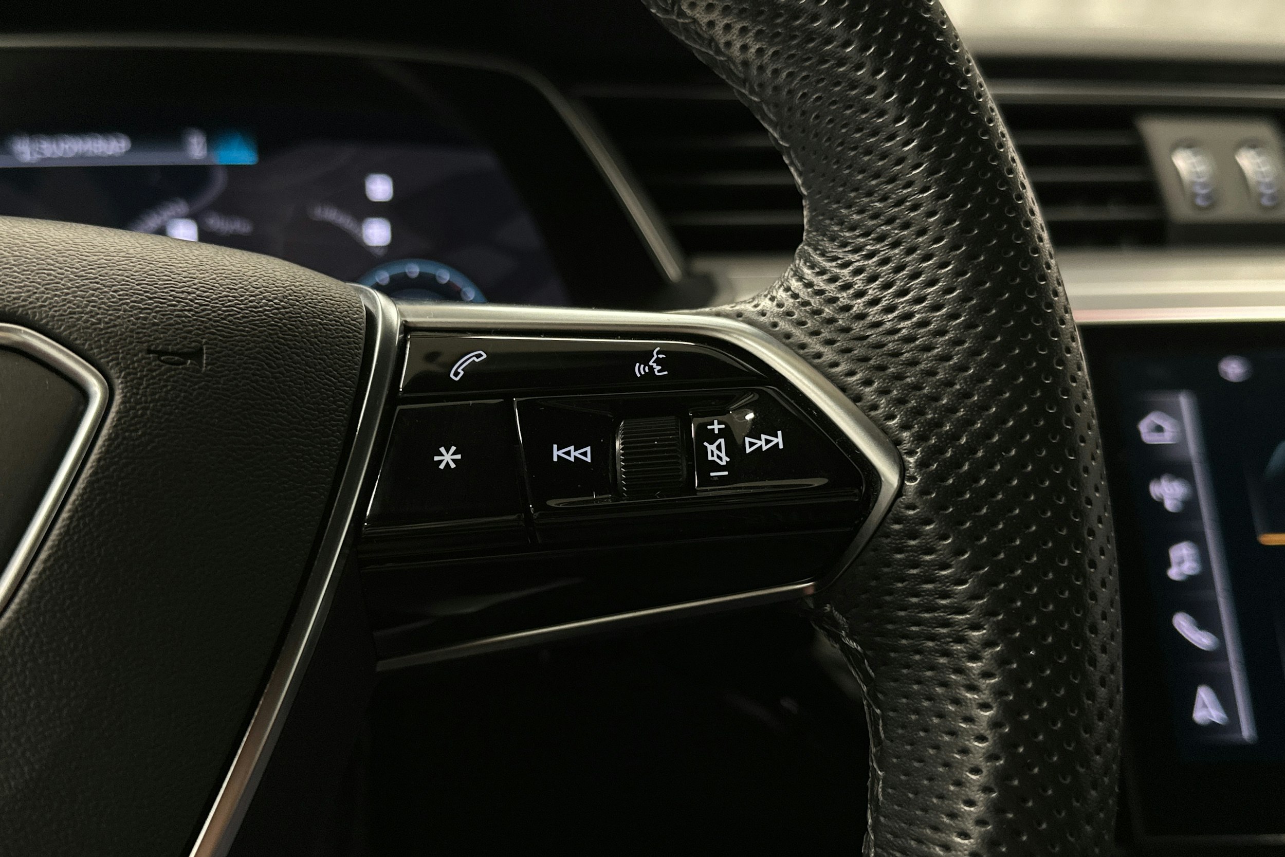 musta Audi e-tron 2022 kuva 14.