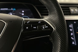 musta Audi e-tron 2022 kuva 14.