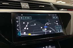 musta Audi e-tron 2022 kuva 16.