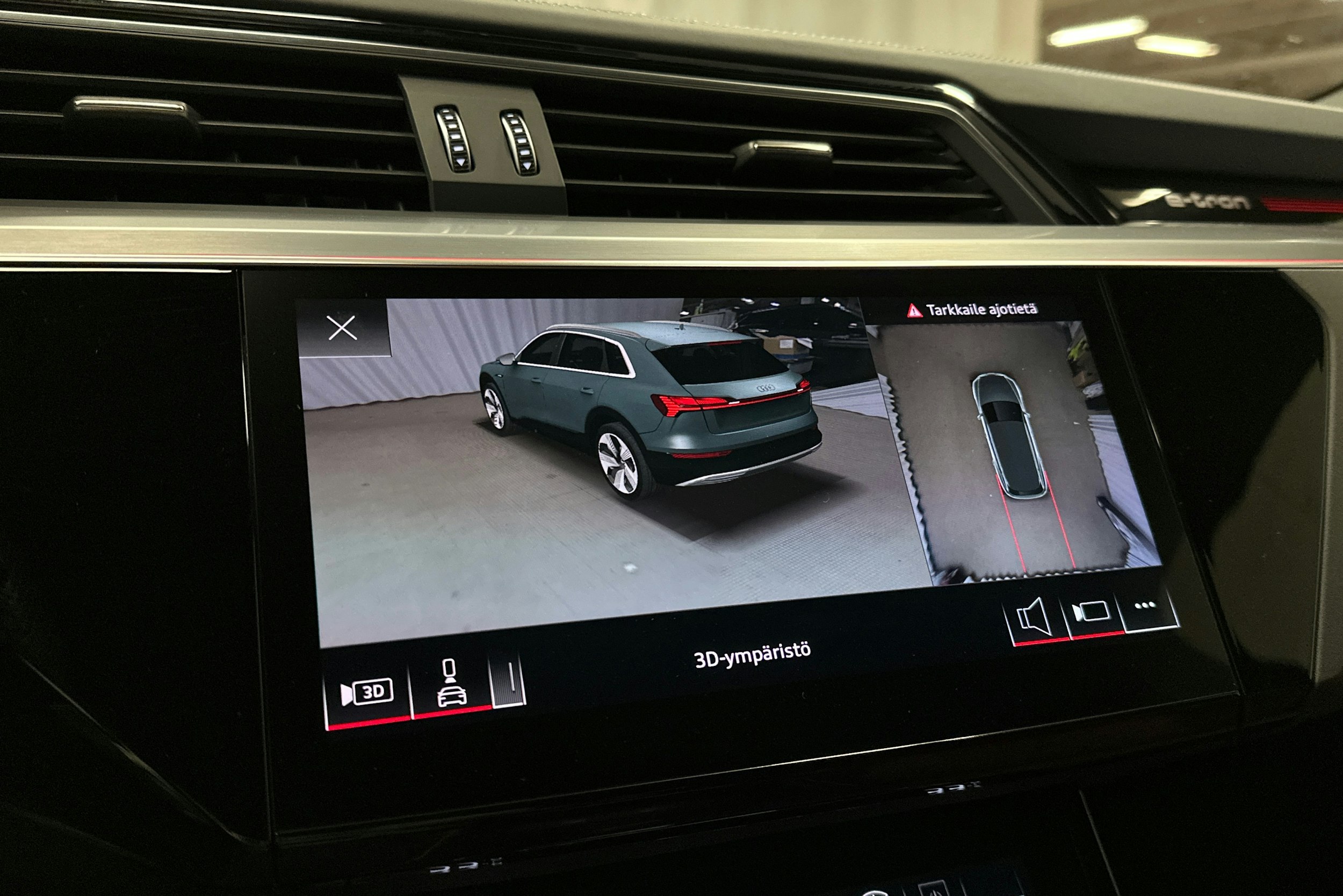 musta Audi e-tron 2022 kuva 17.
