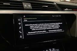 musta Audi e-tron 2022 kuva 18.