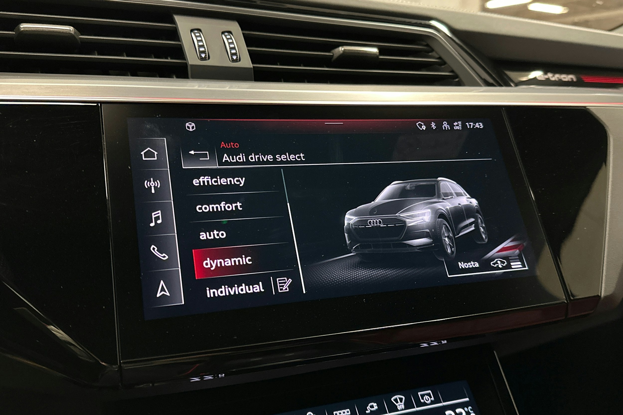 musta Audi e-tron 2022 kuva 19.