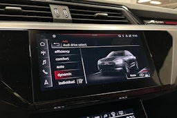 musta Audi e-tron 2022 kuva 19.