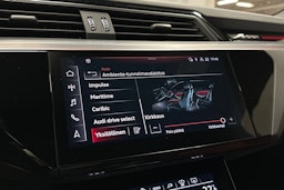 musta Audi e-tron 2022 kuva 21.