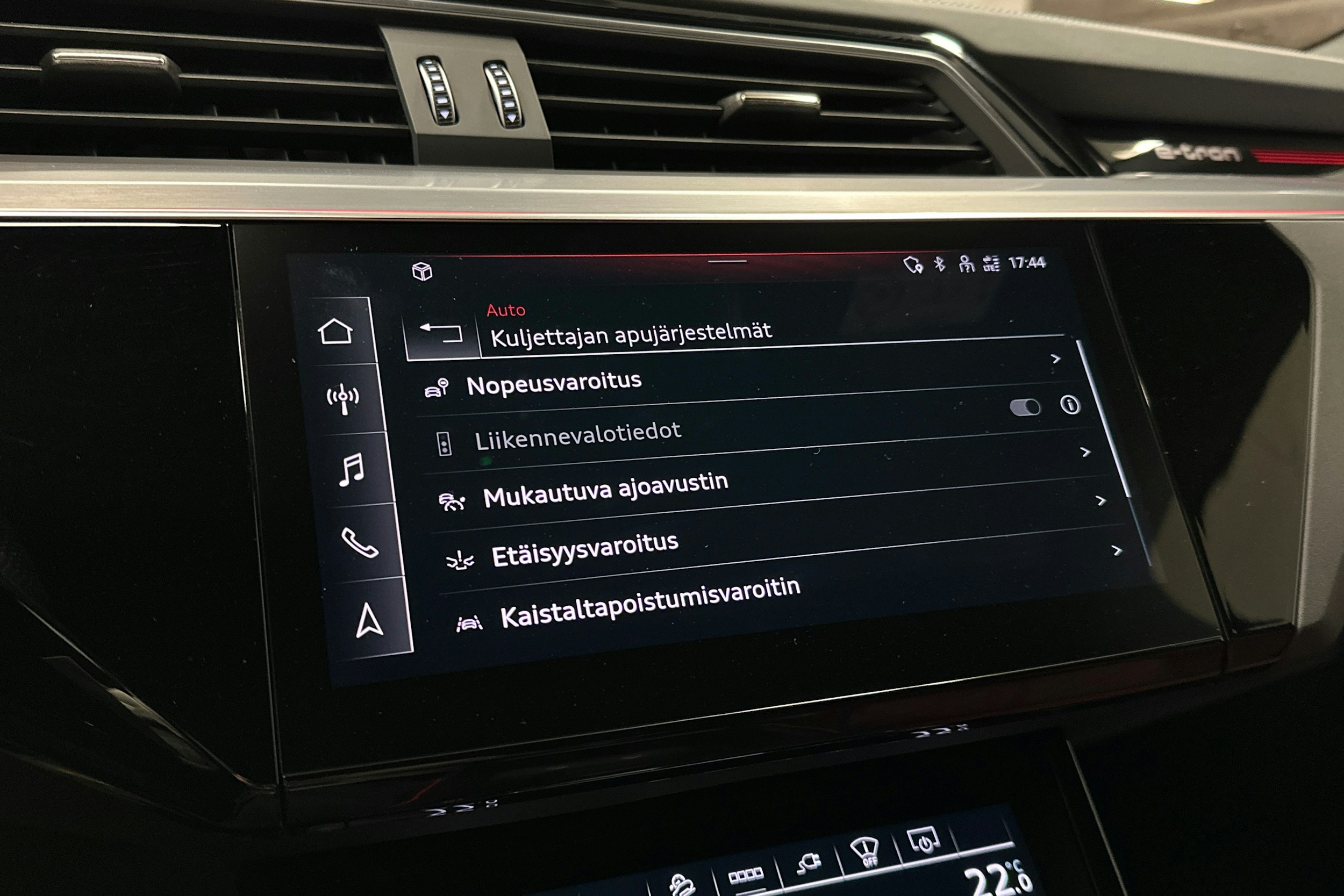 musta Audi e-tron 2022 kuva 22.