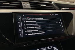 musta Audi e-tron 2022 kuva 22.