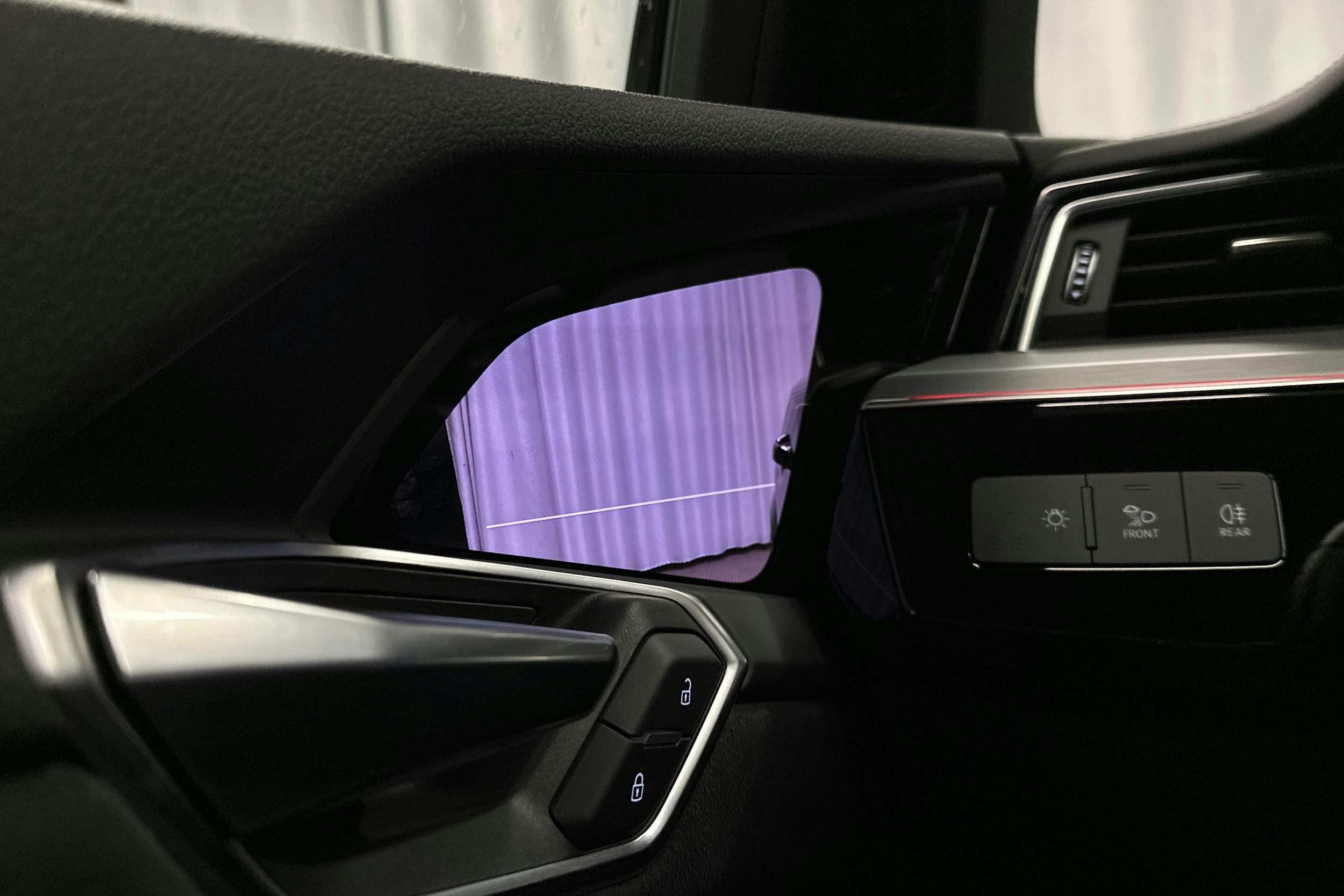 musta Audi e-tron 2022 kuva 24.