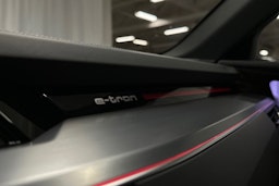 musta Audi e-tron 2022 kuva 25.