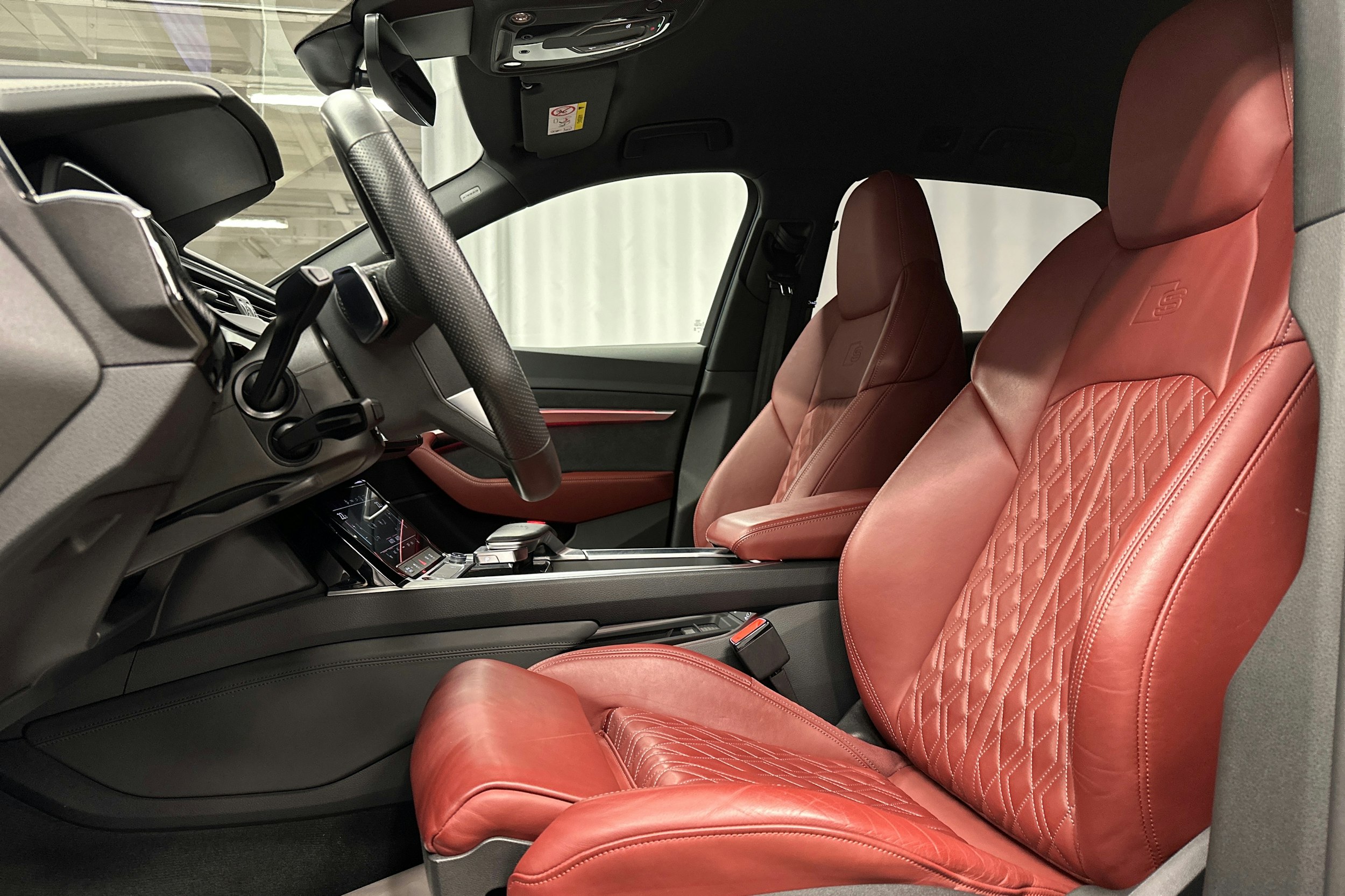 musta Audi e-tron 2022 kuva 26.