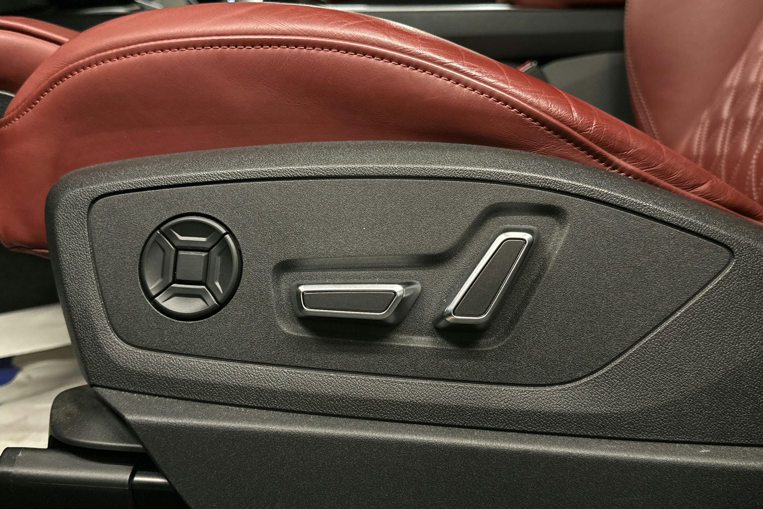 musta Audi e-tron 2022 kuva 27.