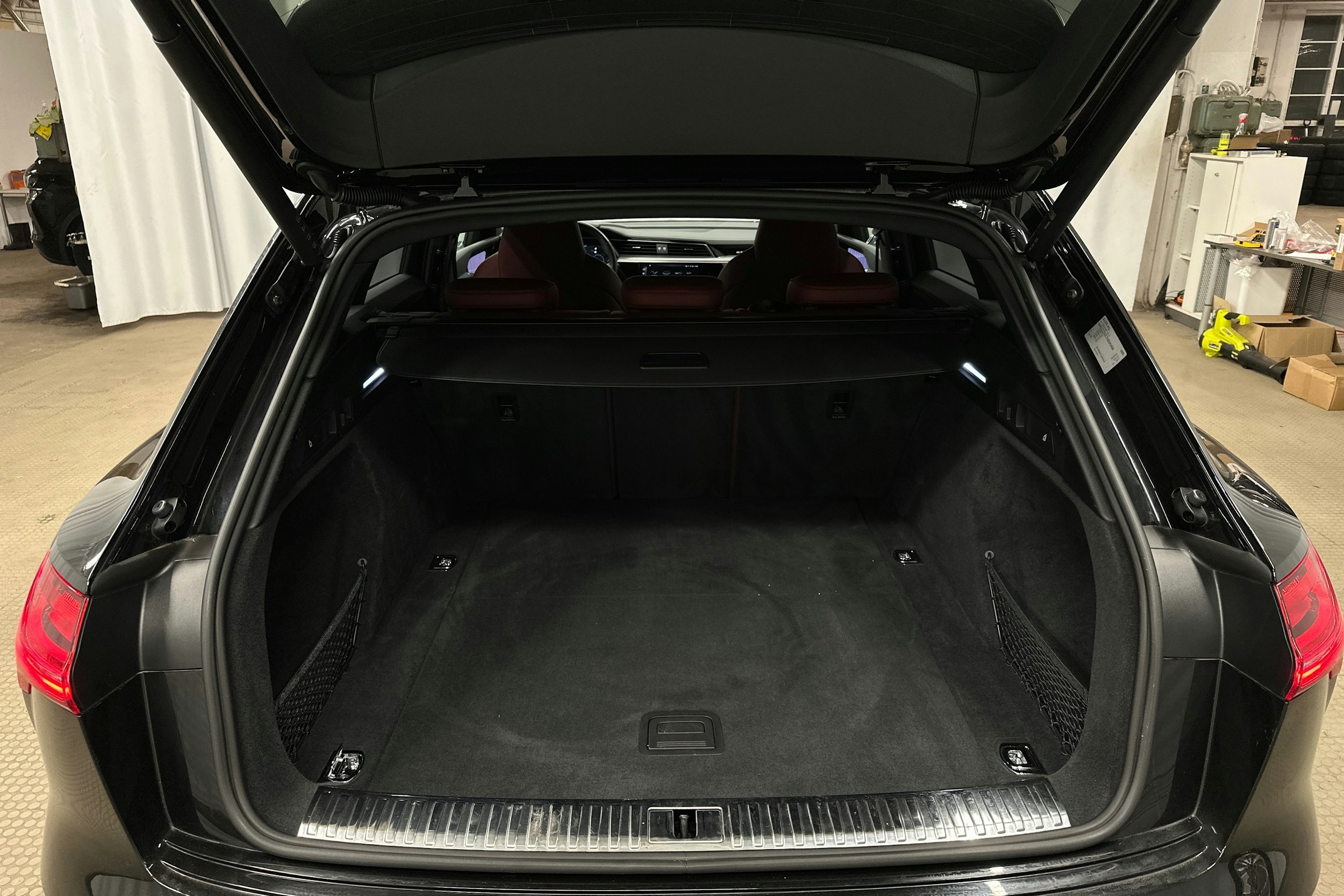 musta Audi e-tron 2022 kuva 30.