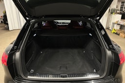 musta Audi e-tron 2022 kuva 30.