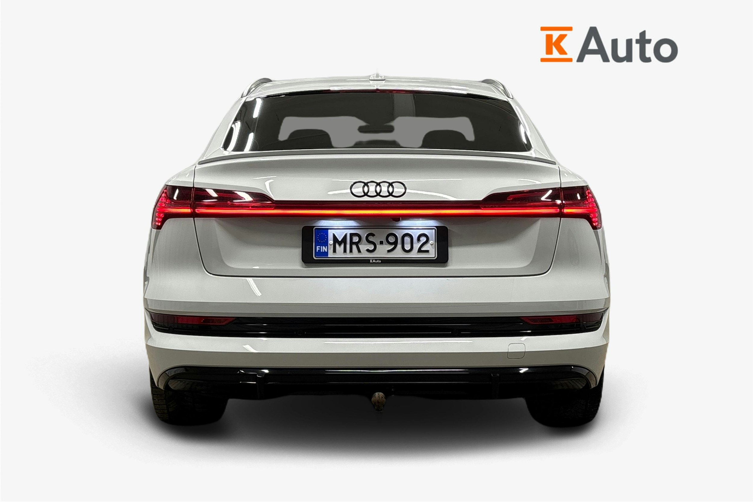 valkoinen Audi e-tron 2022 kuva 3.