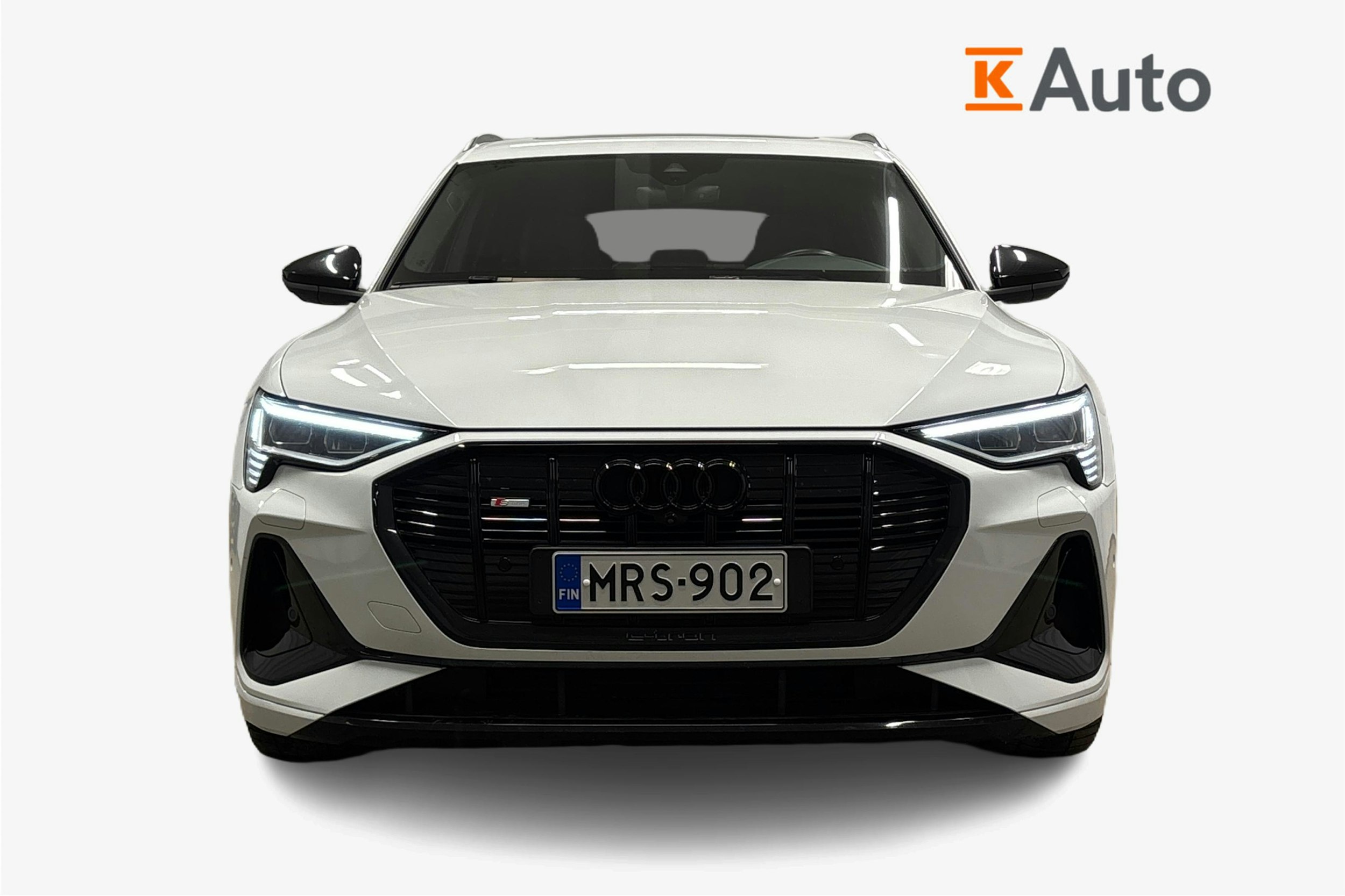 valkoinen Audi e-tron 2022 kuva 5.