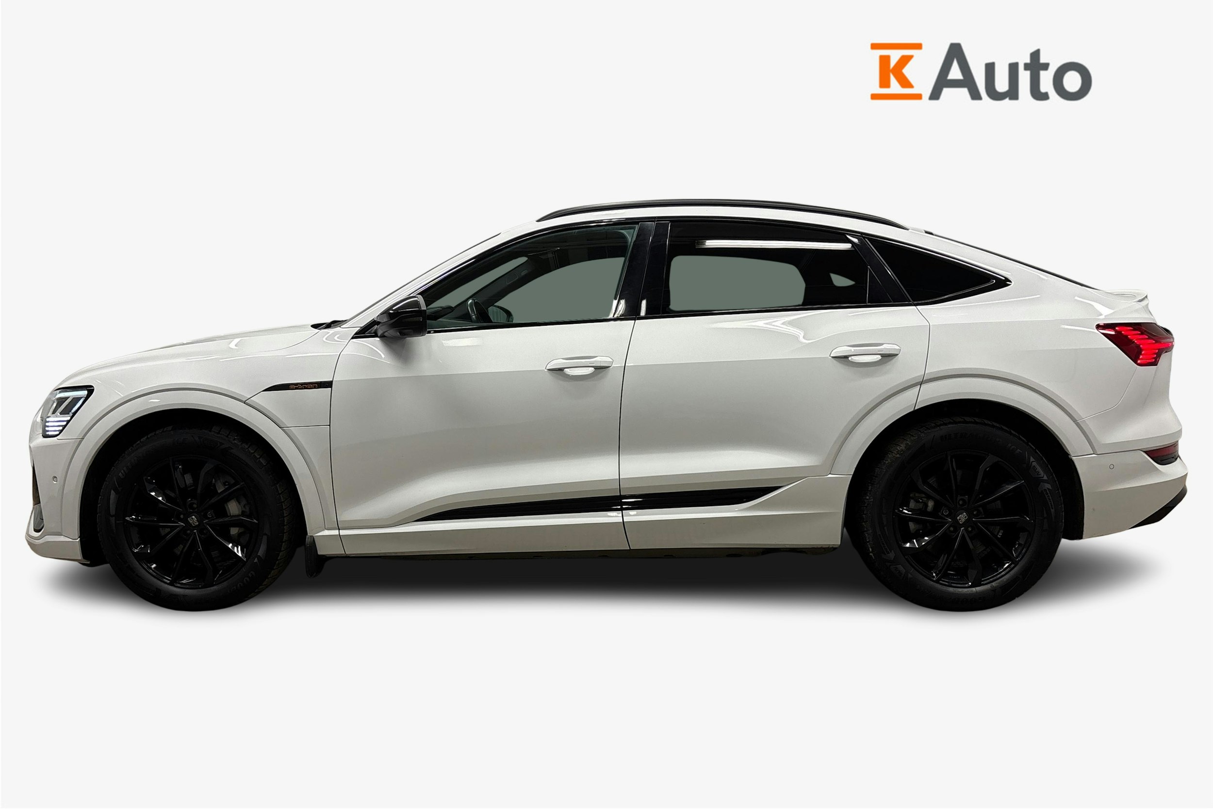 valkoinen Audi e-tron 2022 kuva 6.