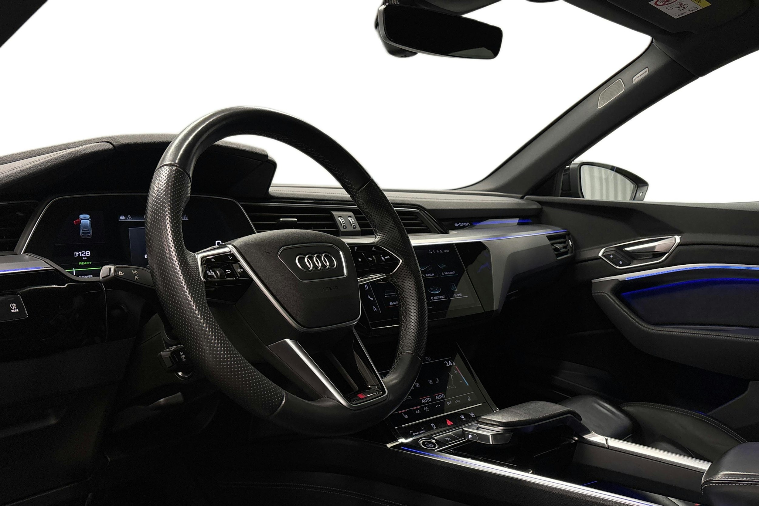 valkoinen Audi e-tron 2022 kuva 7.