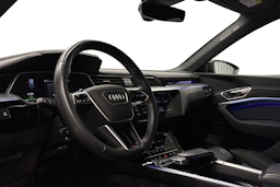 valkoinen Audi e-tron 2022 kuva 7.