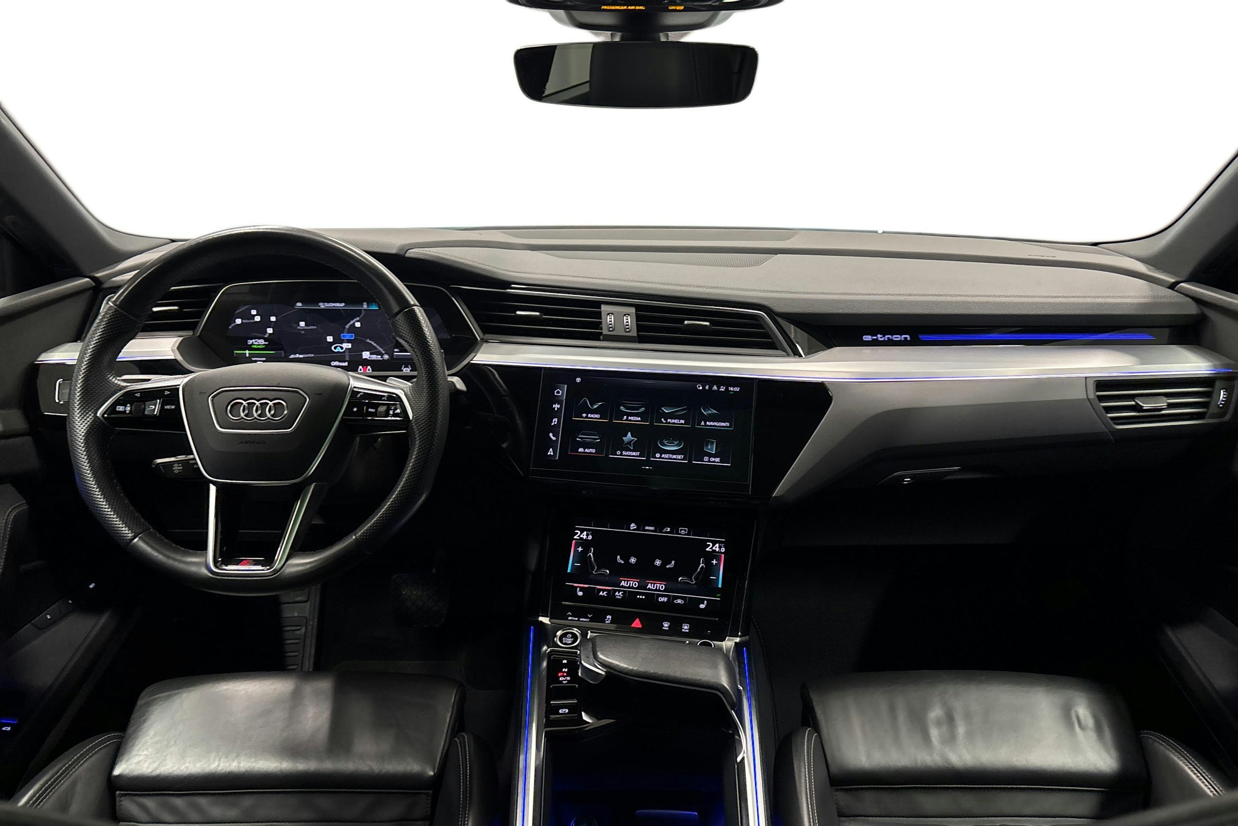 valkoinen Audi e-tron 2022 kuva 9.