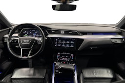 valkoinen Audi e-tron 2022 kuva 9.