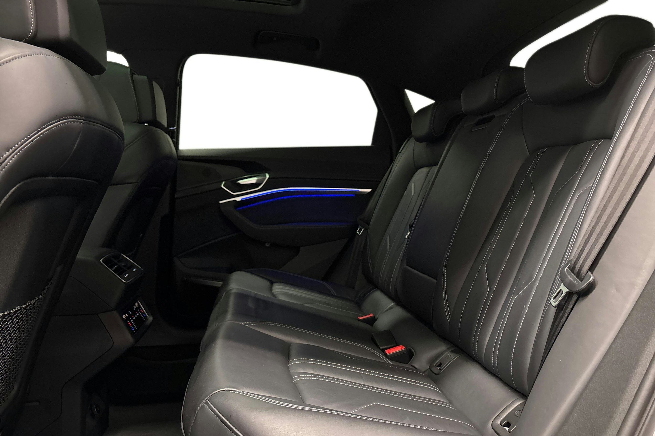 valkoinen Audi e-tron 2022 kuva 10.