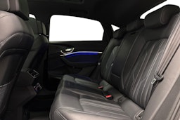 valkoinen Audi e-tron 2022 kuva 10.