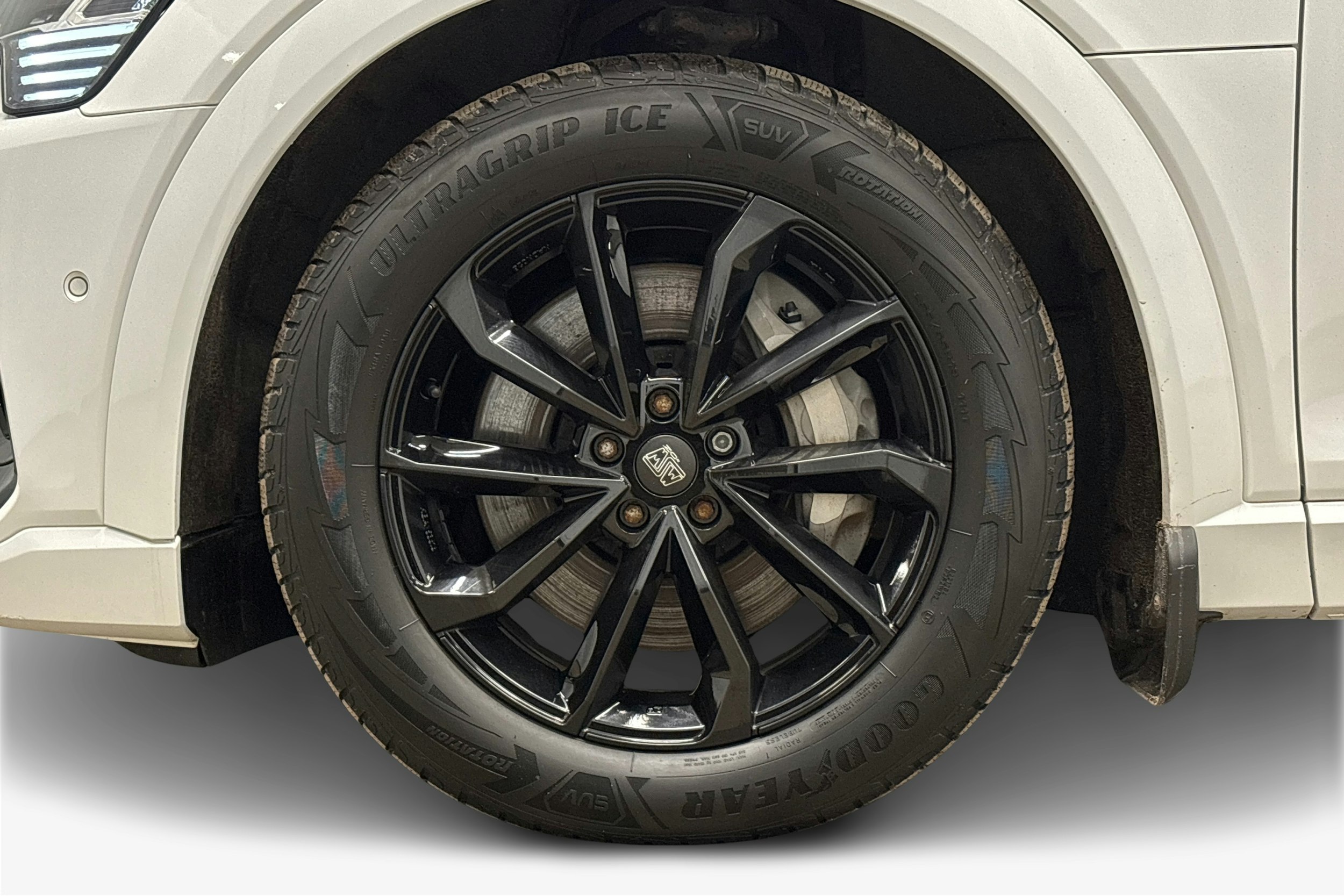 valkoinen Audi e-tron 2022 kuva 11.