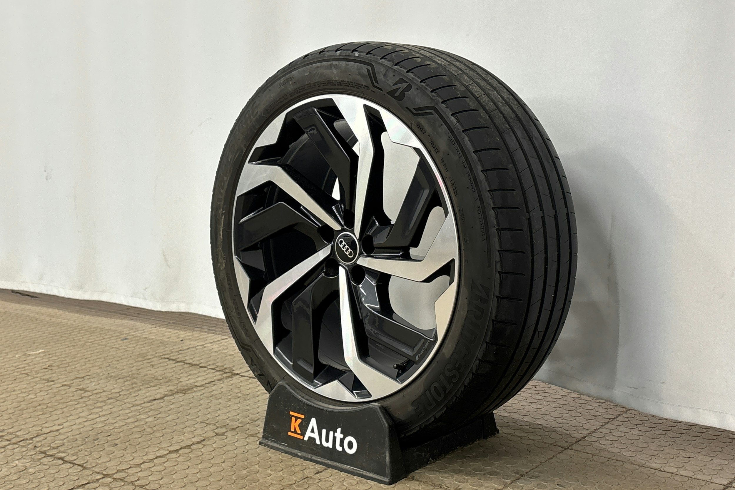 valkoinen Audi e-tron 2022 kuva 13.