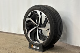 valkoinen Audi e-tron 2022 kuva 13.