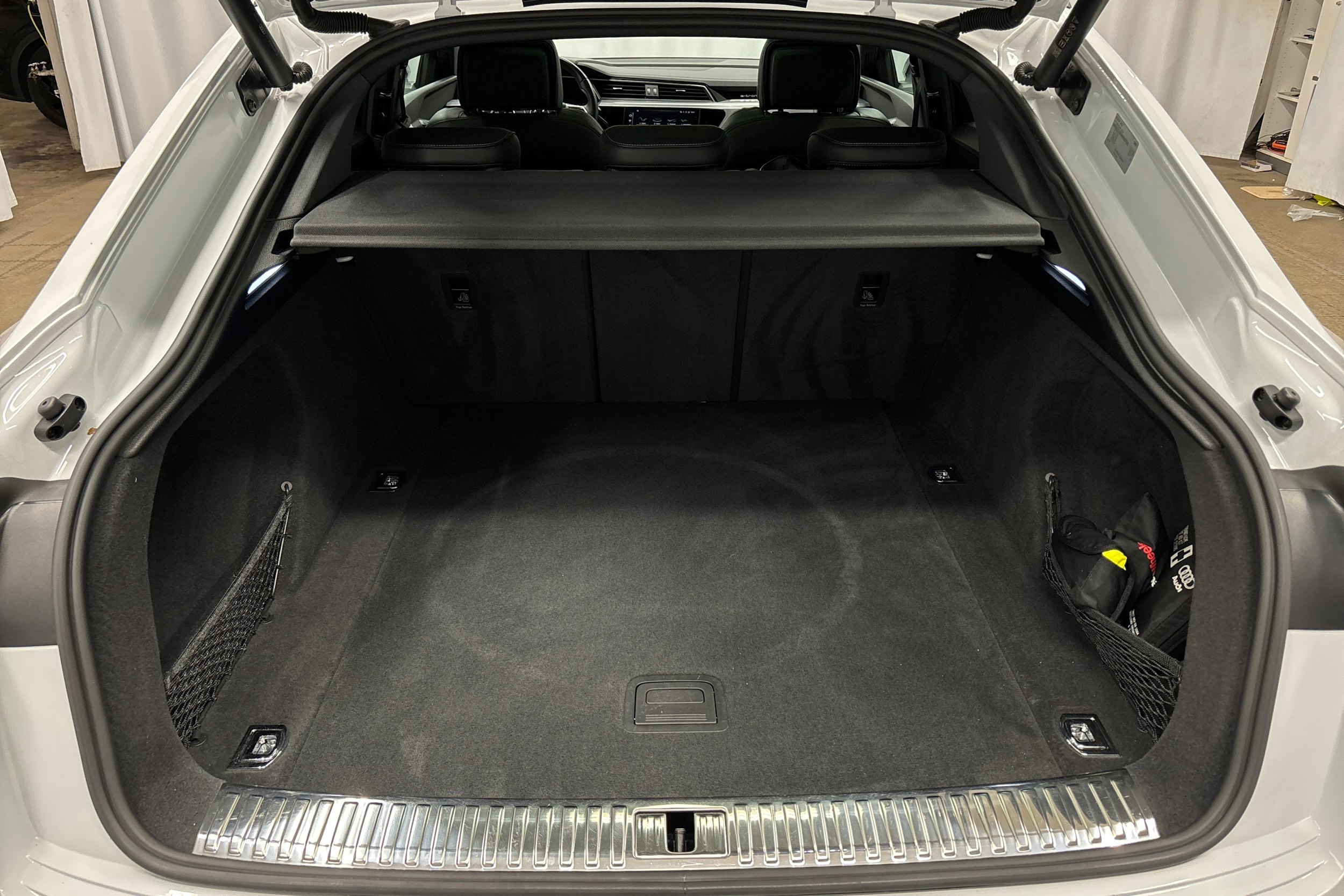 valkoinen Audi e-tron 2022 kuva 14.