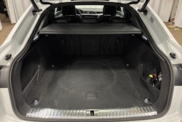 valkoinen Audi e-tron 2022 kuva 14.