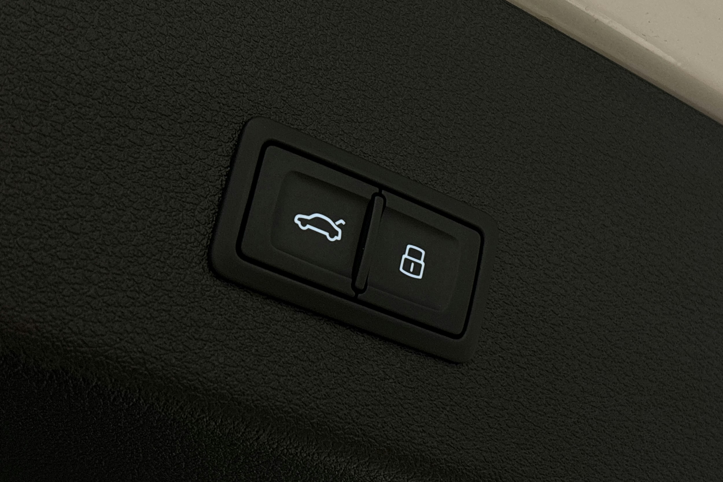 valkoinen Audi e-tron 2022 kuva 15.