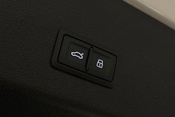 valkoinen Audi e-tron 2022 kuva 15.