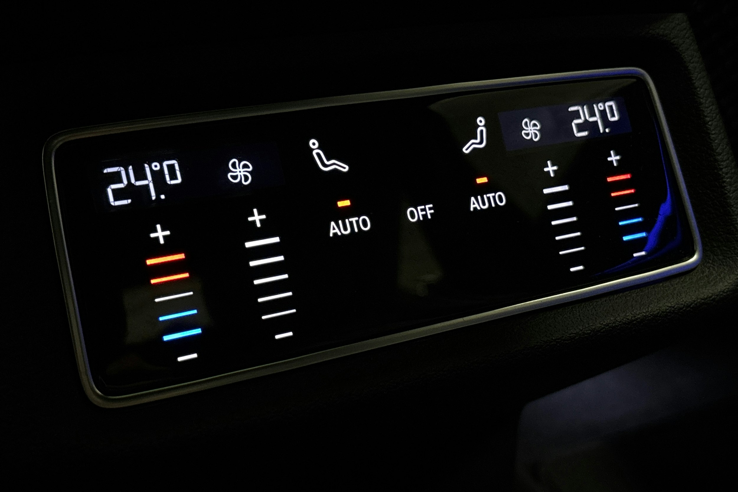 valkoinen Audi e-tron 2022 kuva 16.