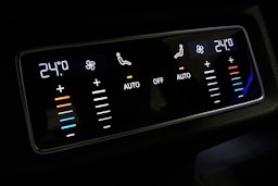 valkoinen Audi e-tron 2022 kuva 16.