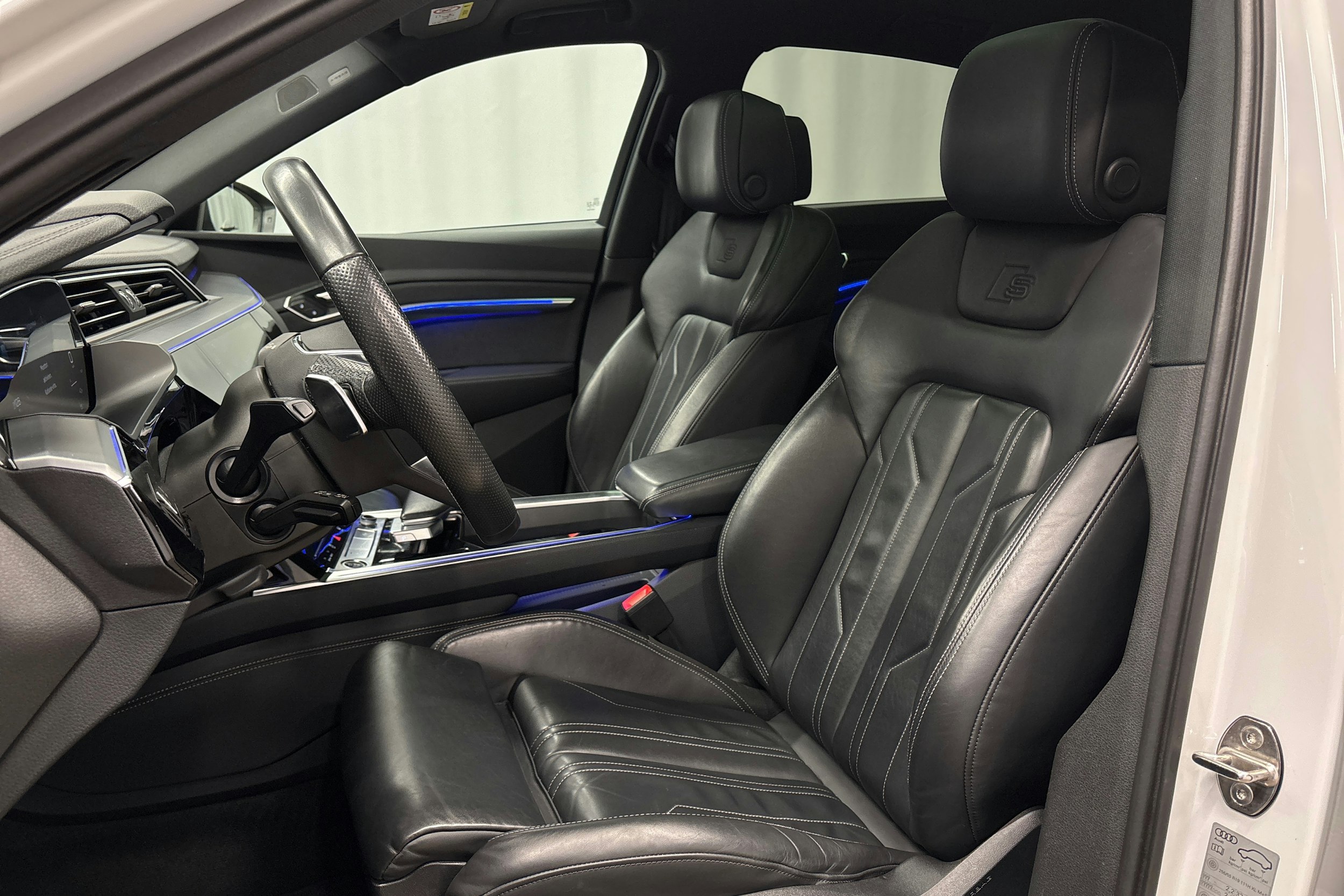valkoinen Audi e-tron 2022 kuva 17.
