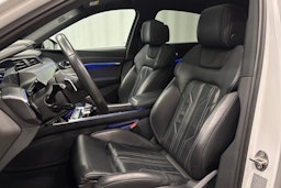 valkoinen Audi e-tron 2022 kuva 17.