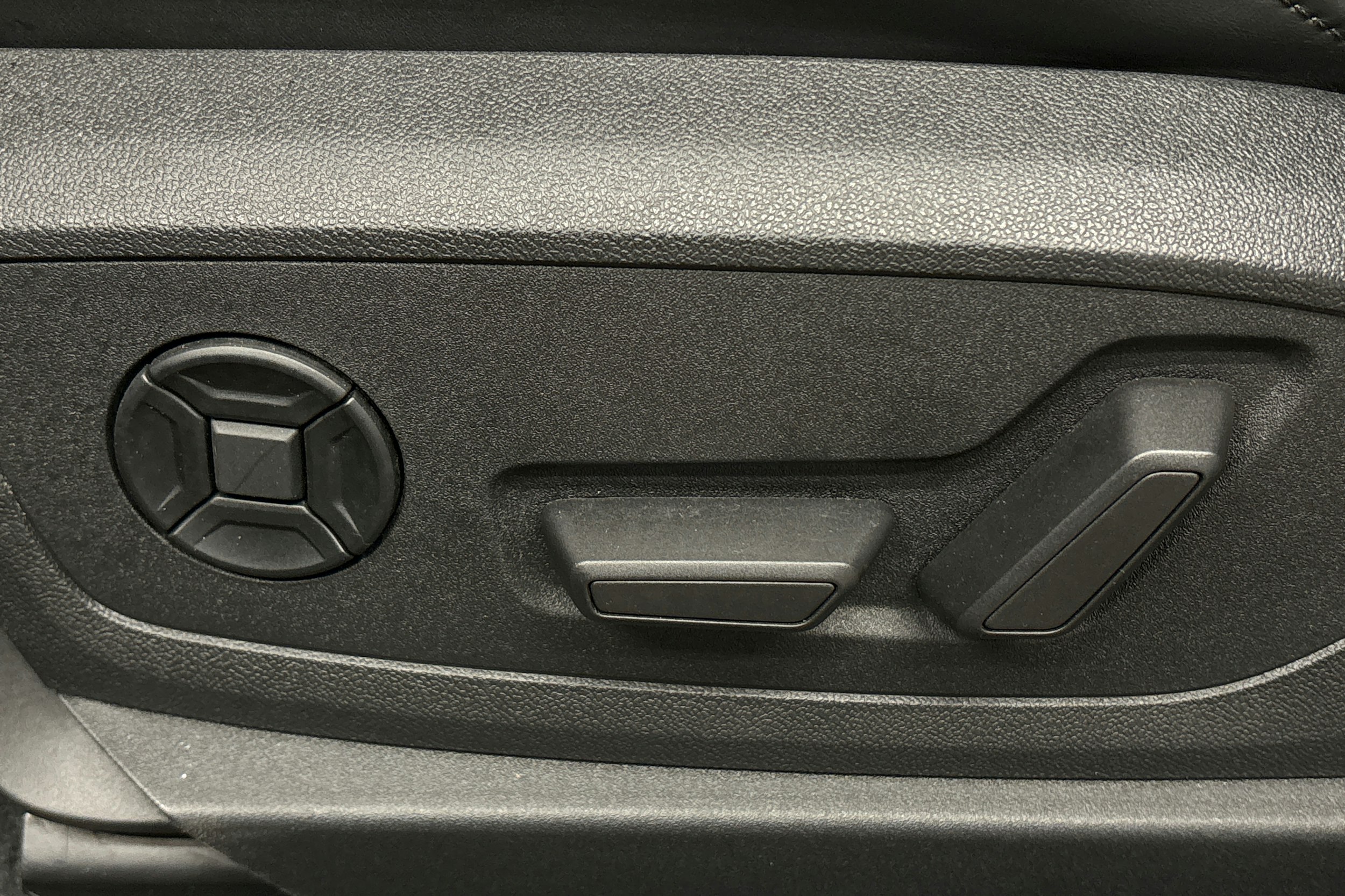 valkoinen Audi e-tron 2022 kuva 18.