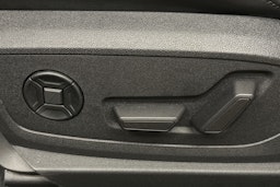 valkoinen Audi e-tron 2022 kuva 18.