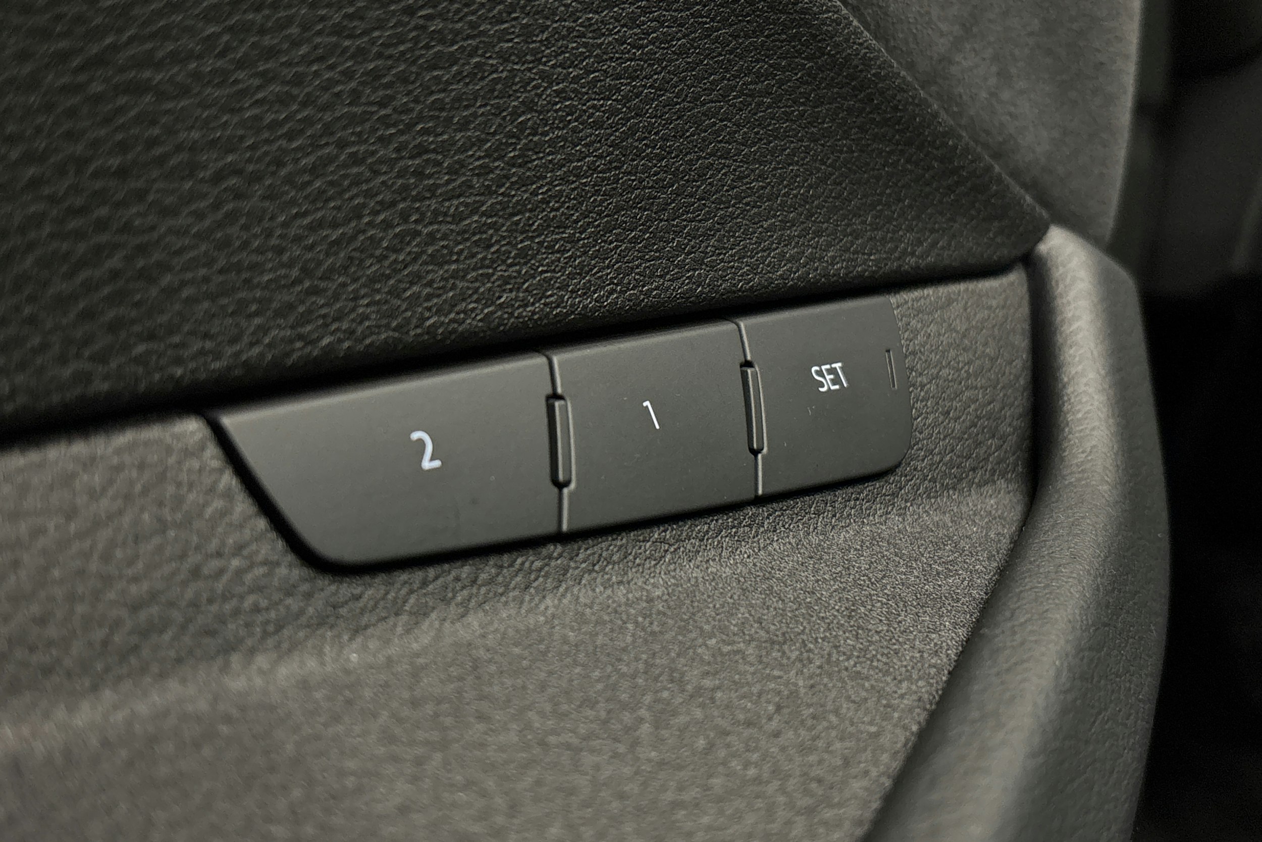 valkoinen Audi e-tron 2022 kuva 19.