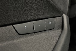 valkoinen Audi e-tron 2022 kuva 19.